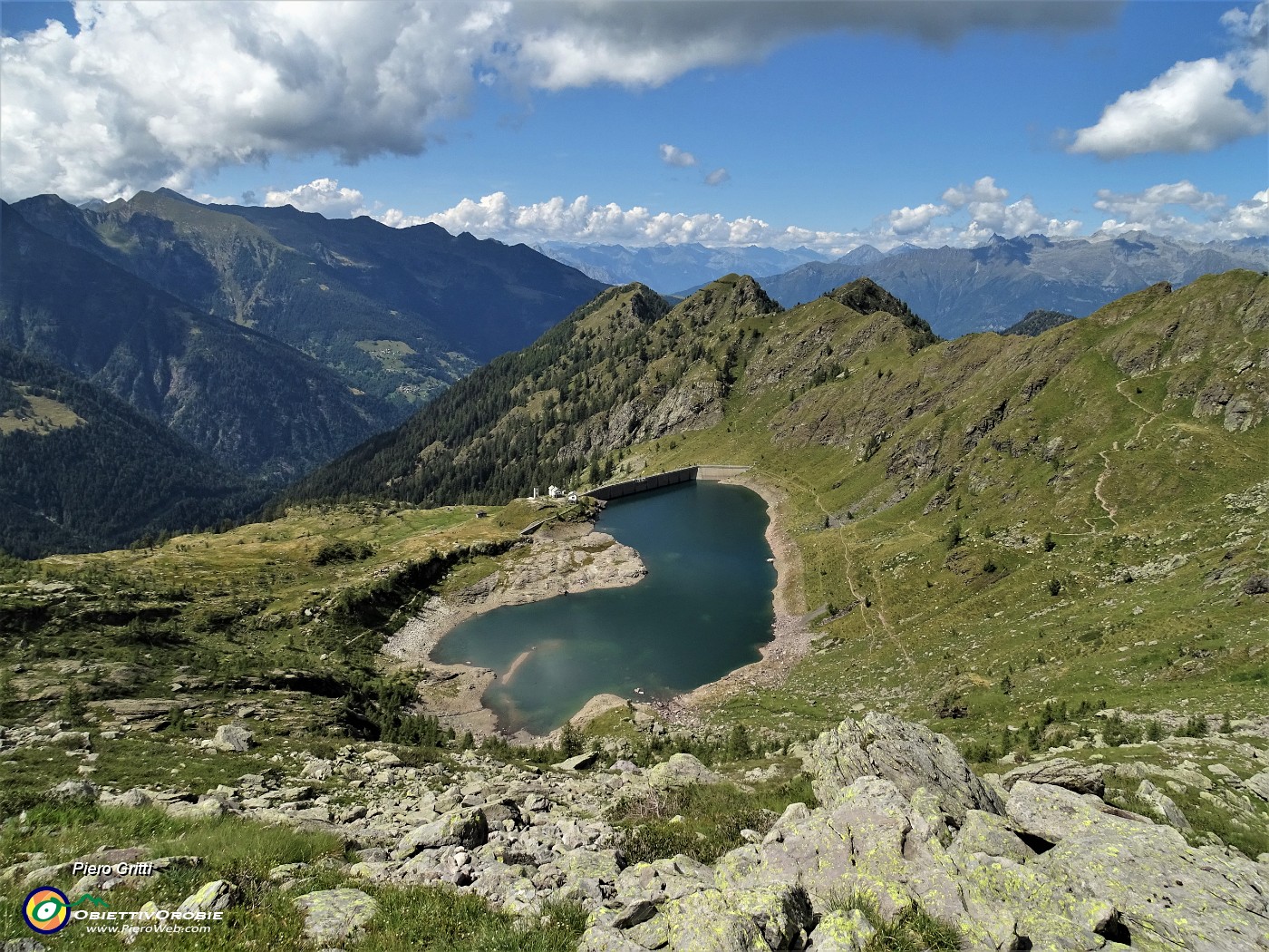 69 Dai 2330 m del grande ometto del Ponteranica centrale ai 1862 m del Lago di Pescegallo .JPG